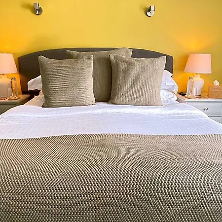 Jacksons Cafebar & Bed & Breakfast 4*